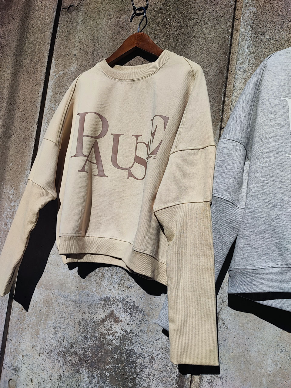 <span class="title">Sweatshirt</span>